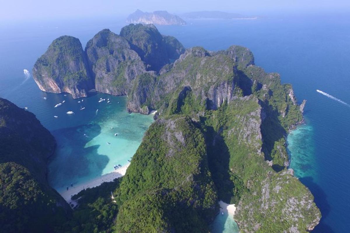 uma vista aérea de uma ilha rochosa no oceano