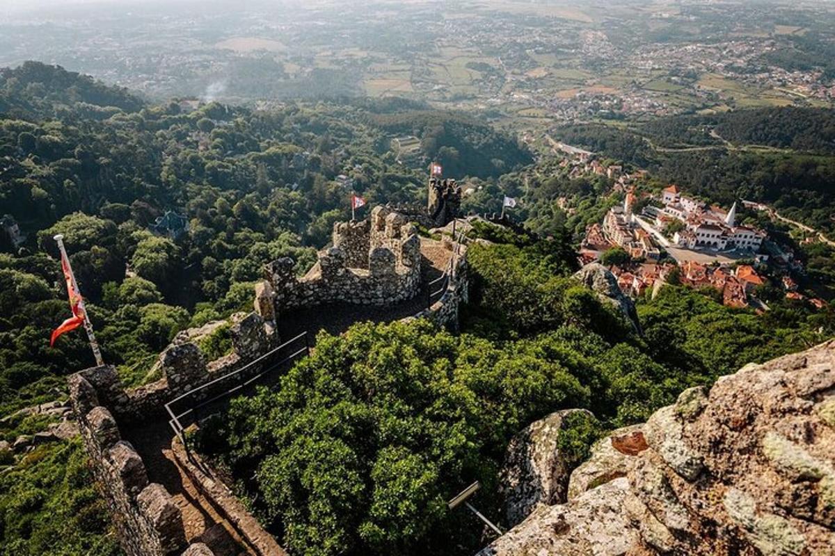 Letecký pohled na hrad na vrcholu hory