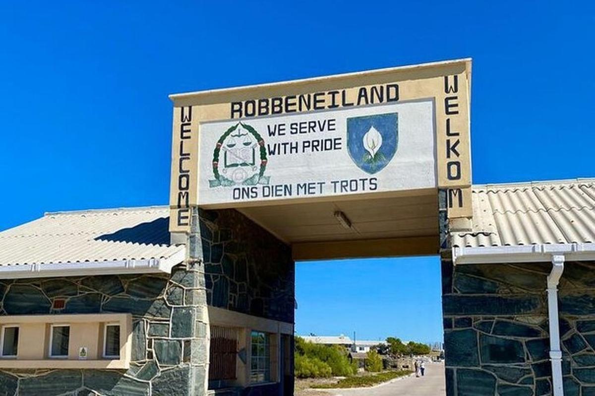 bygging með skilti sem segir: „Rhodeswell land, við þjónum með stolti“