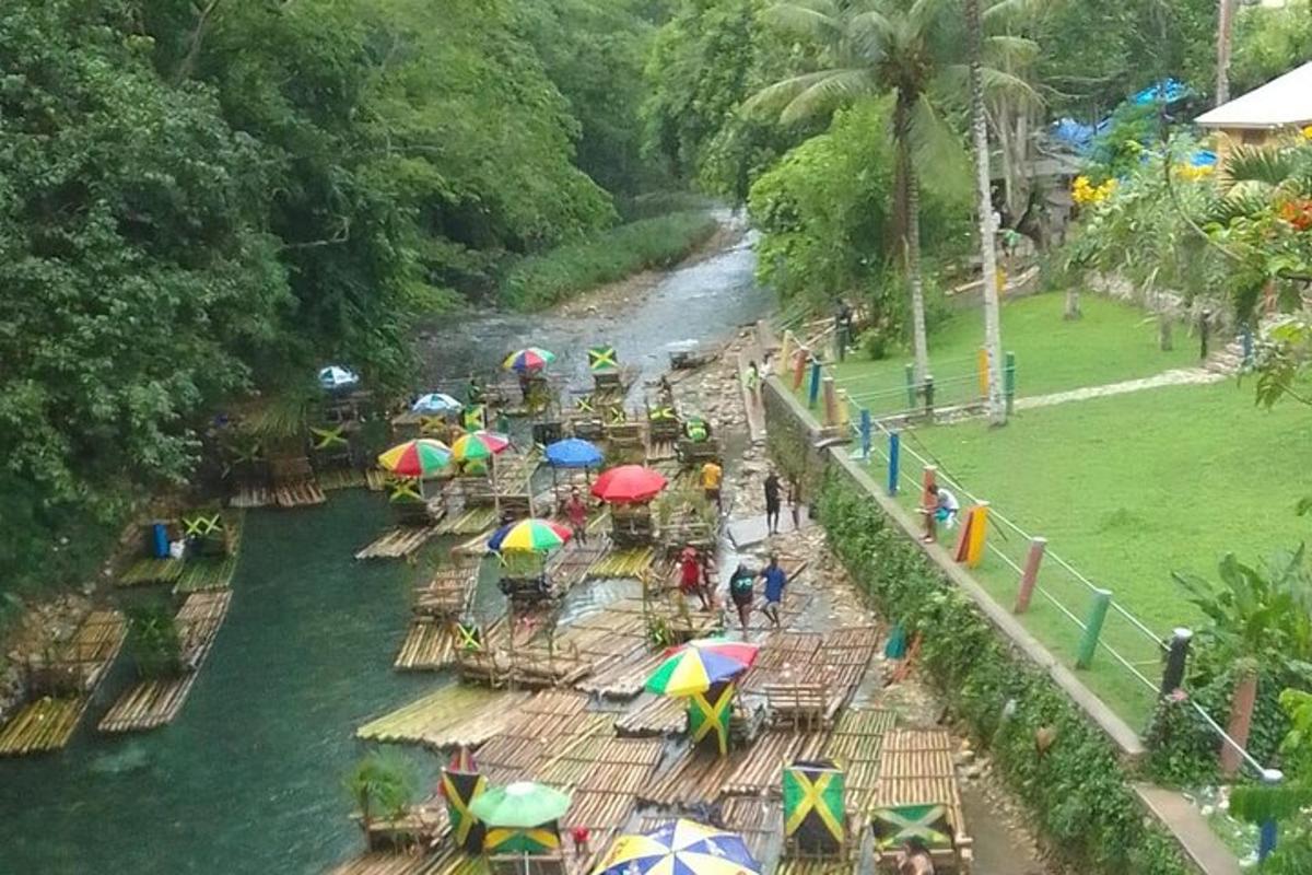 Un grupo de personas con sombrillas de colores en un río.