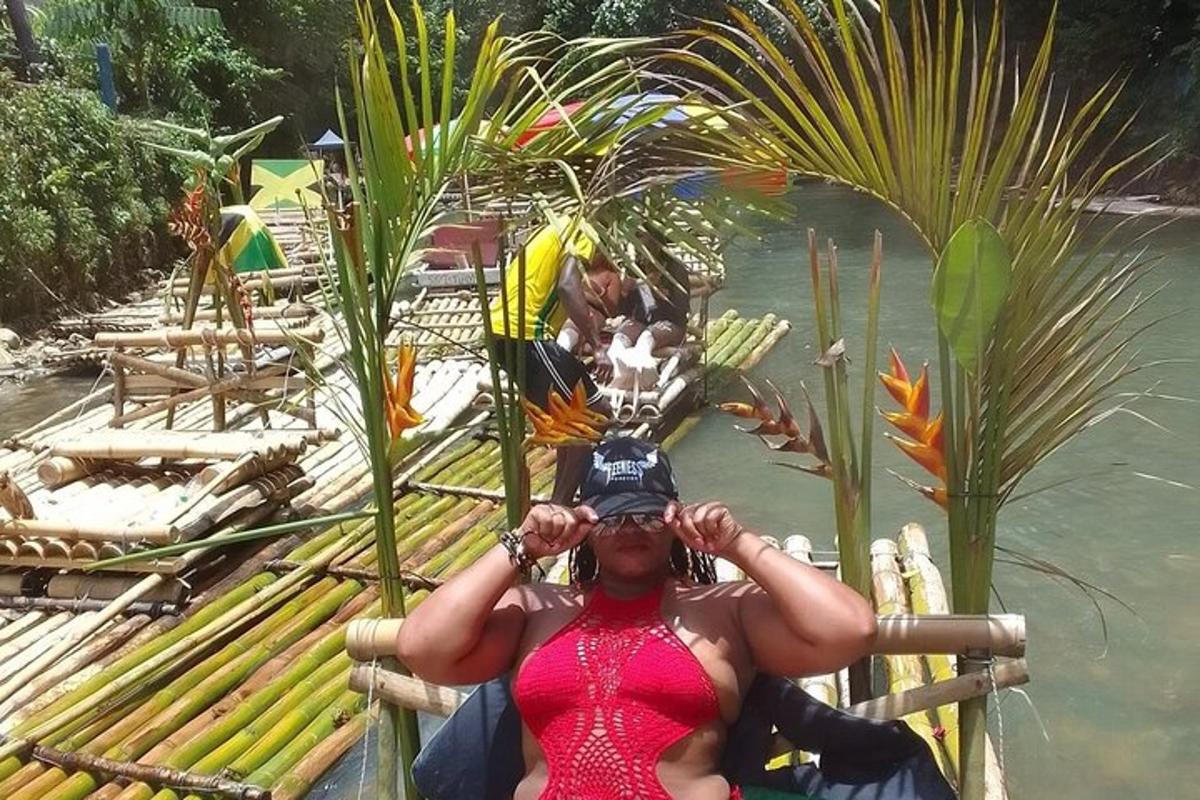 una mujer sentada en una balsa en el agua