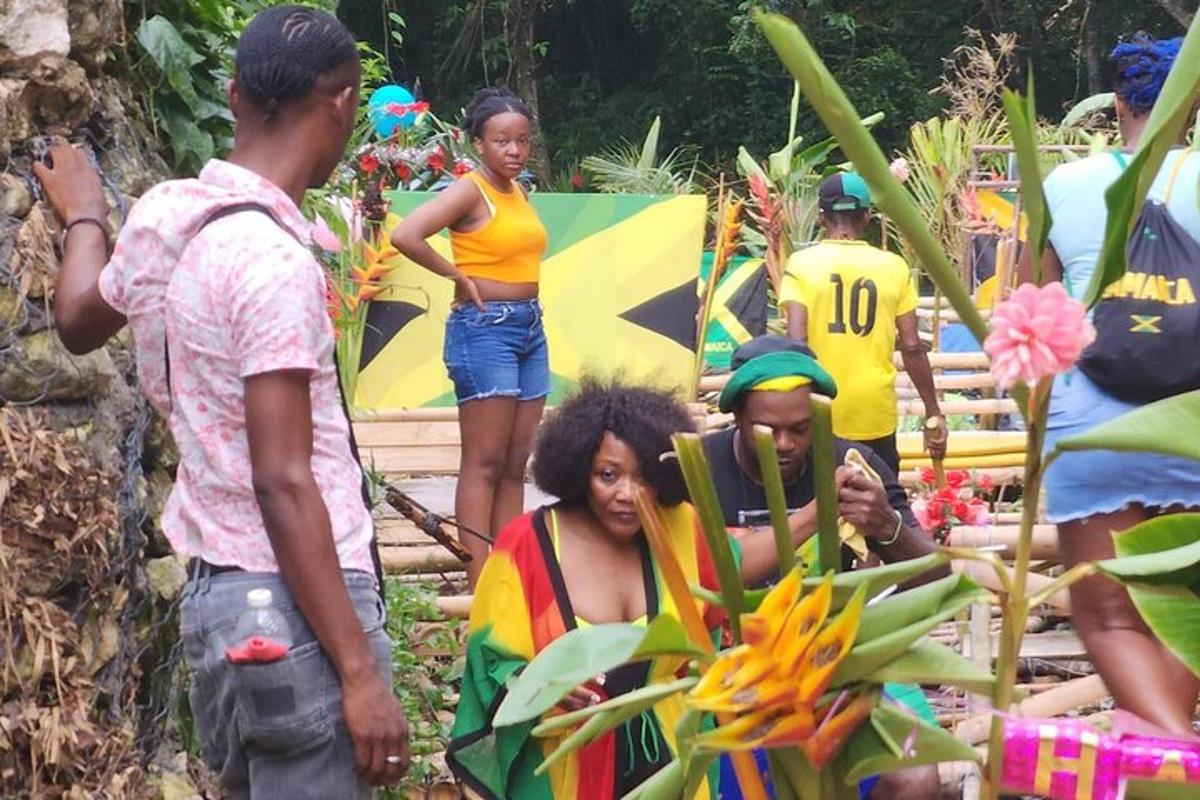 Un grupo de personas de pie en un jardín.