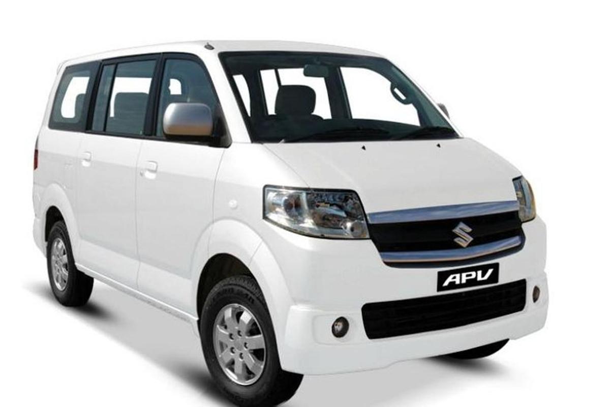 un'auto bianca Suzuki Gypsy isolata