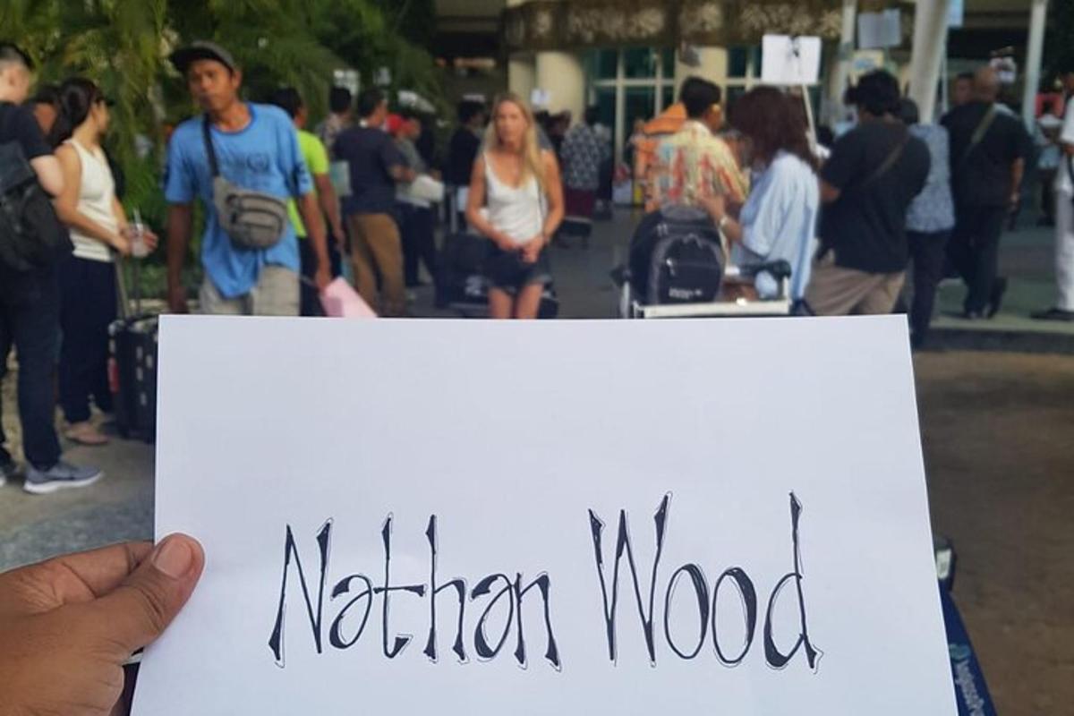 ruka držící ceduli s nápisem nandan wood