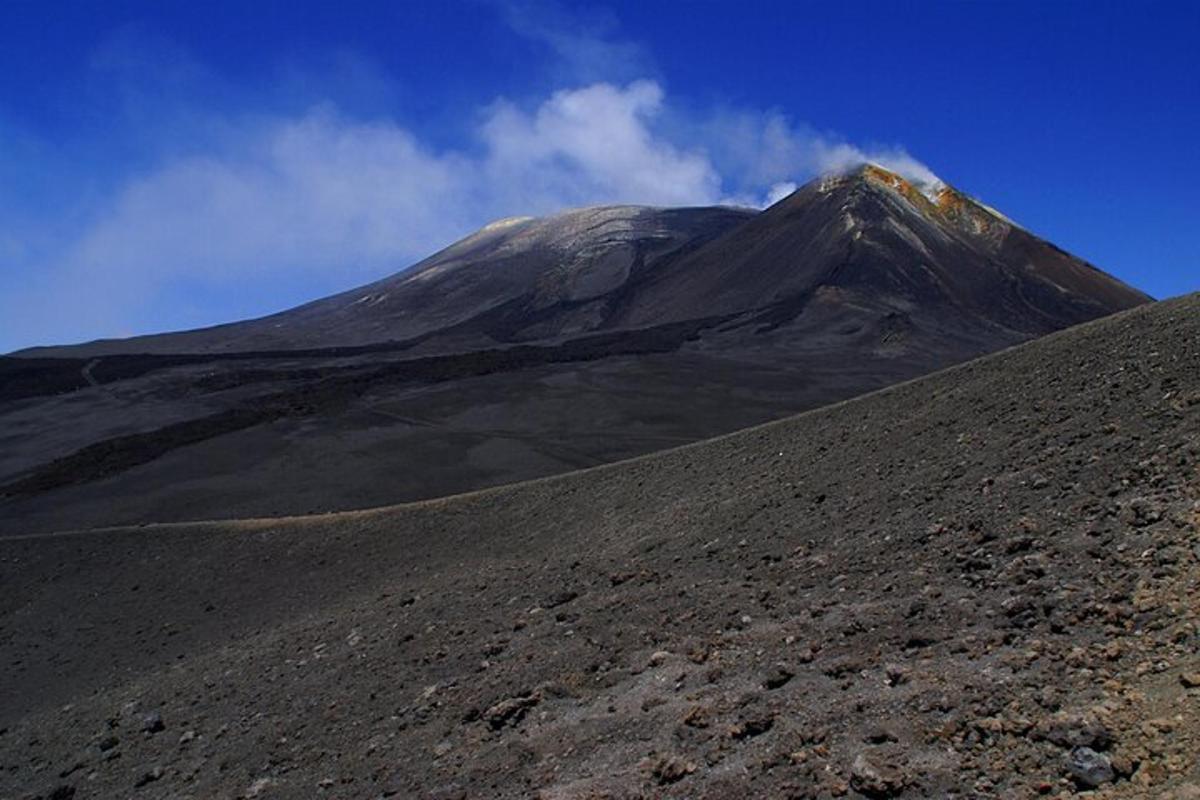 fjall í miðjum moldarreit