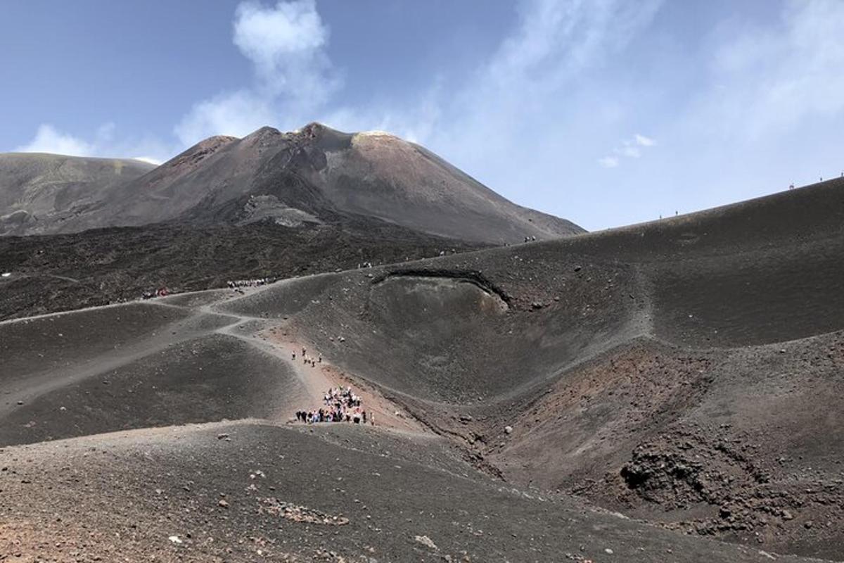 um grupo de pessoas em pé no topo de uma montanha
