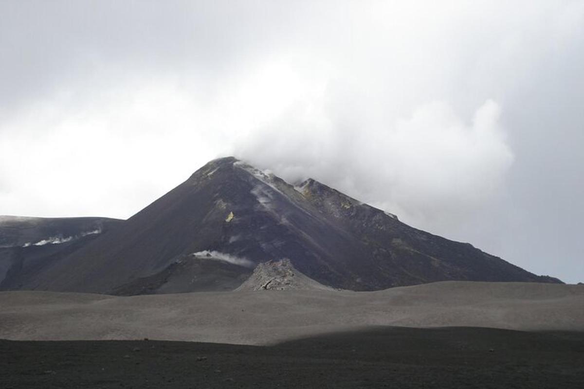 fjall í miðjum akri