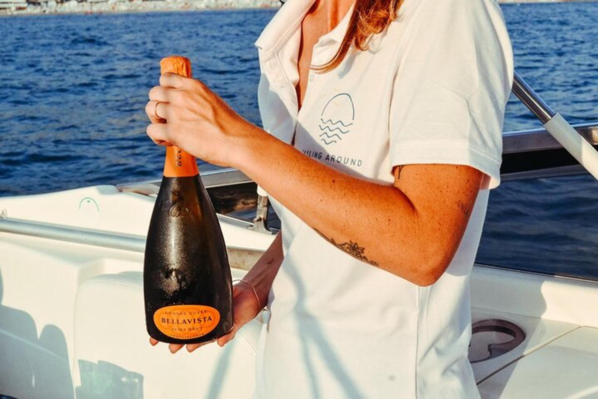 ženska, ki drži steklenico vina na čolnu