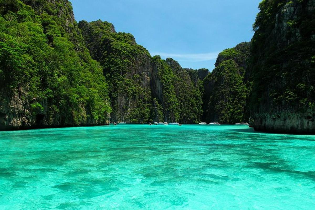 pemandangan air hijau zamrud di teluk tropika