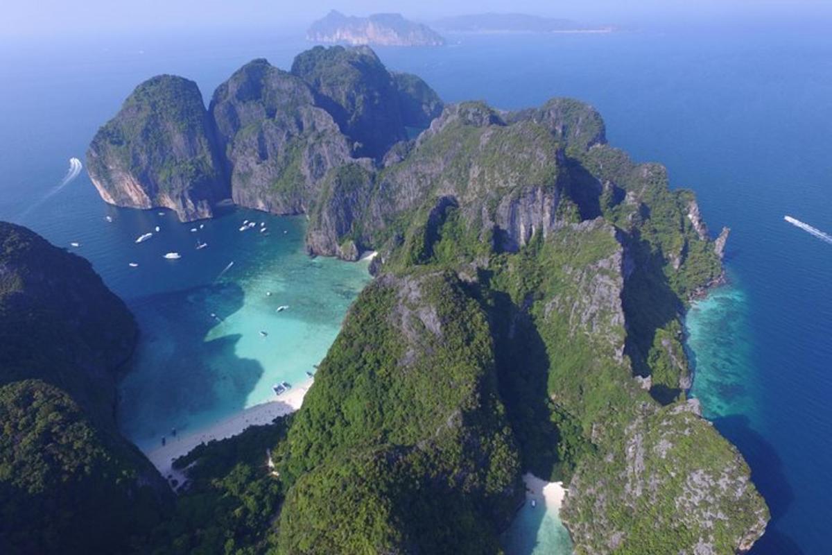 pemandangan udara pulau berbatu di lautan