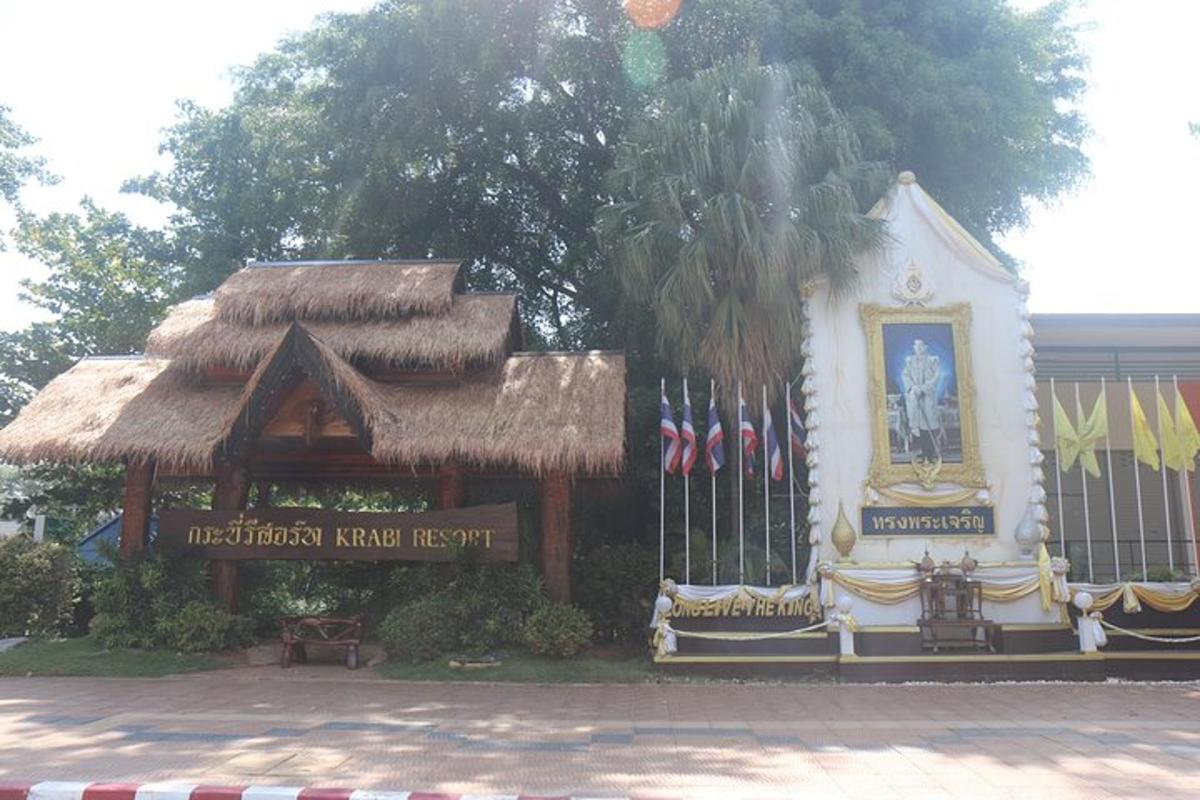 sebuah bangunan dengan tanda dan bendera di hadapannya