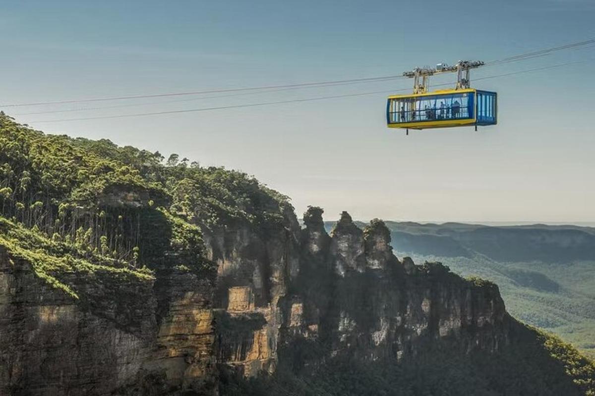 una funivia che vola sopra le montagne blu