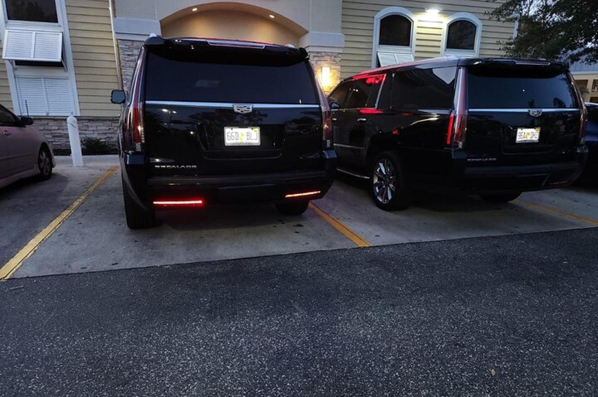 Dvě černá SUV zaparkovaná na parkovišti