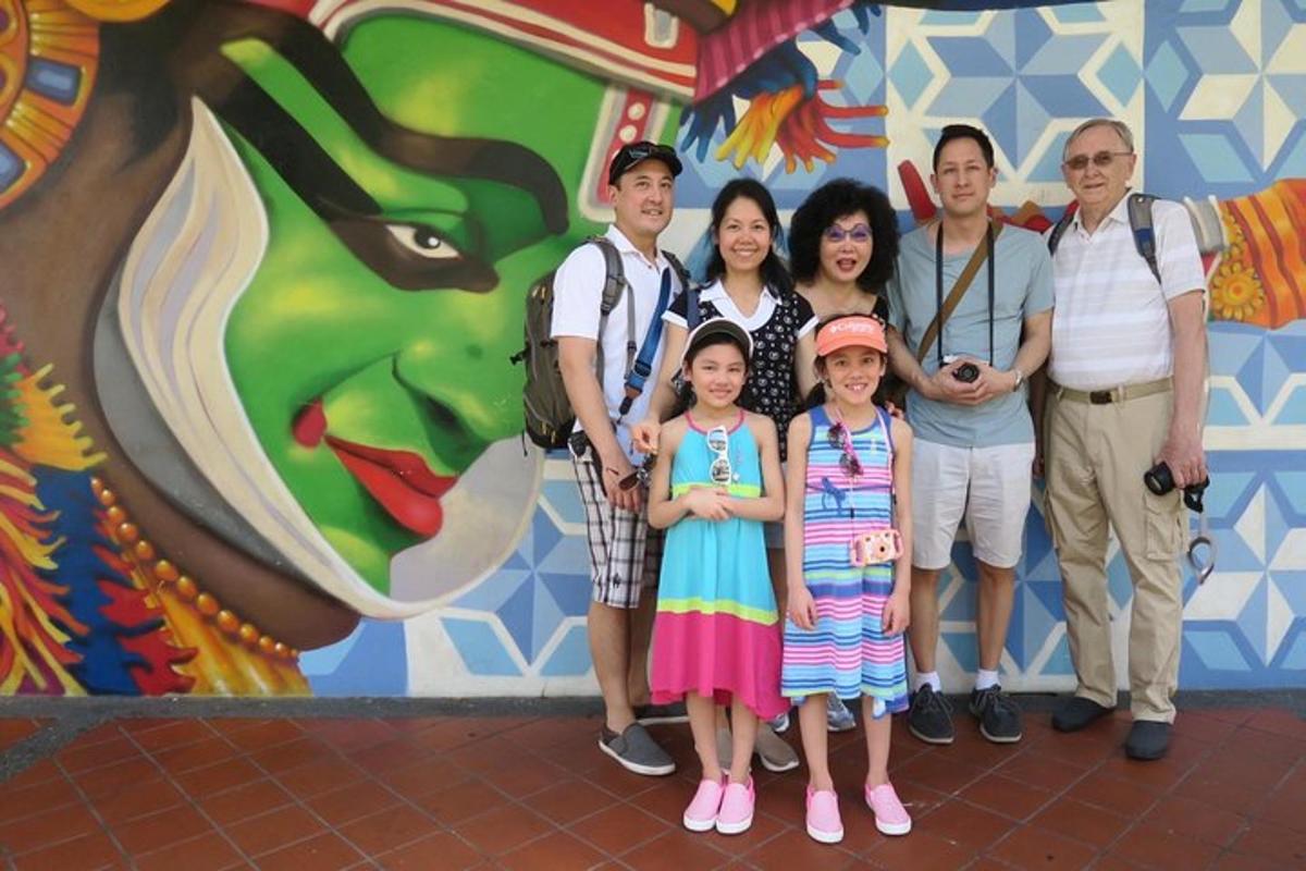 sekeluarga bergambar di hadapan mural
