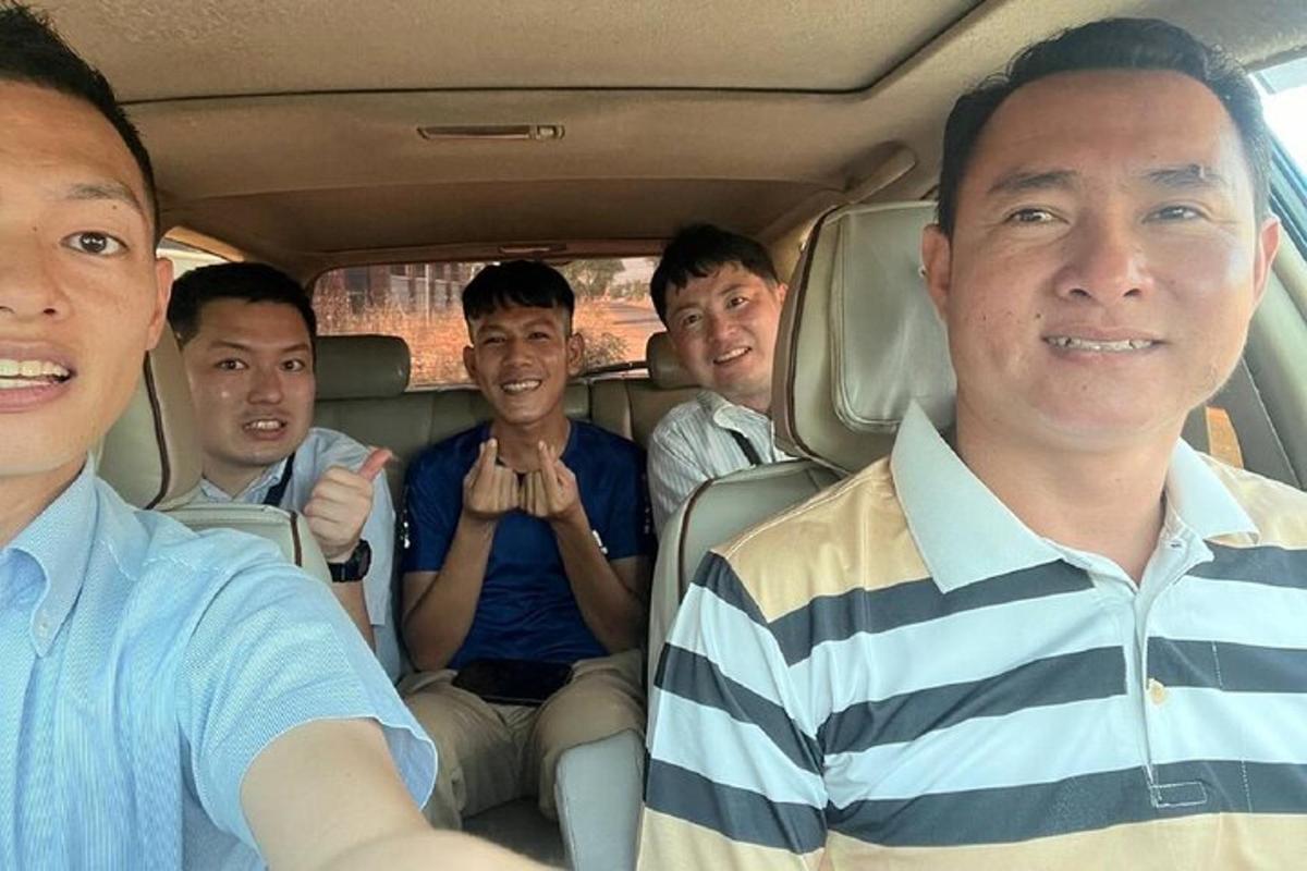 sekumpulan lelaki duduk di belakang kereta