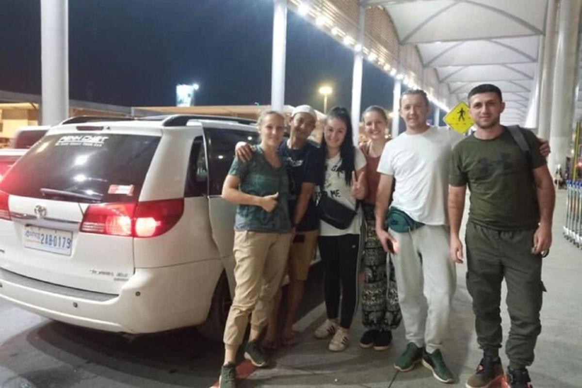 sekumpulan orang berdiri di hadapan kereta