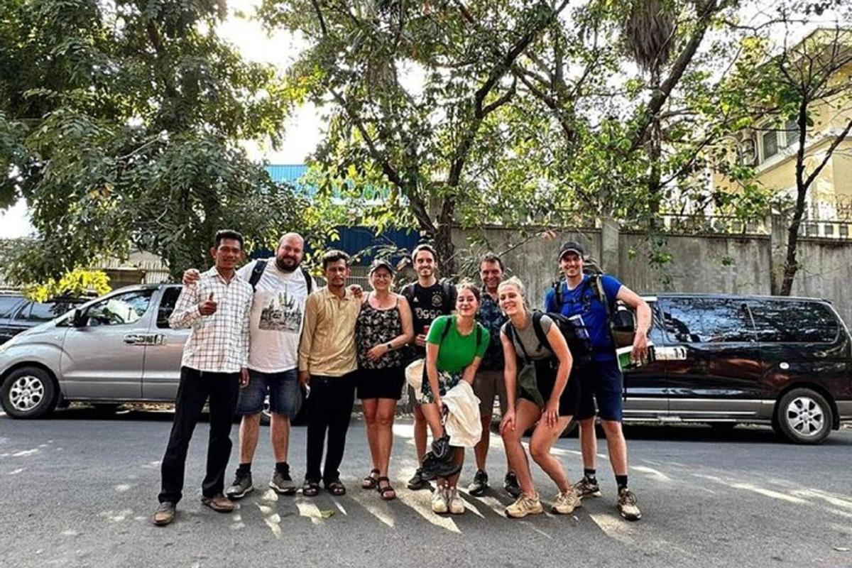 en gruppe mennesker som poserer for et bilde på en gate