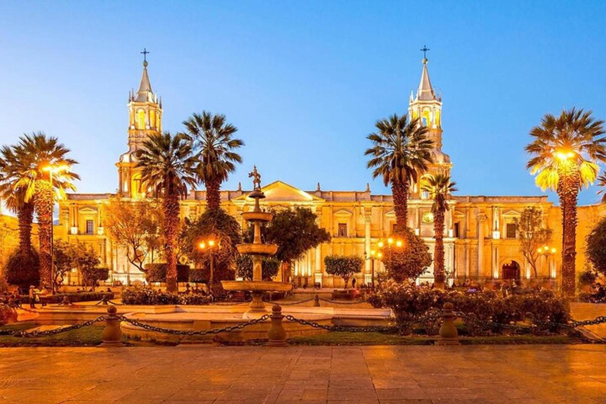 ένα μεγάλο κτίριο με φοίνικες μπροστά του