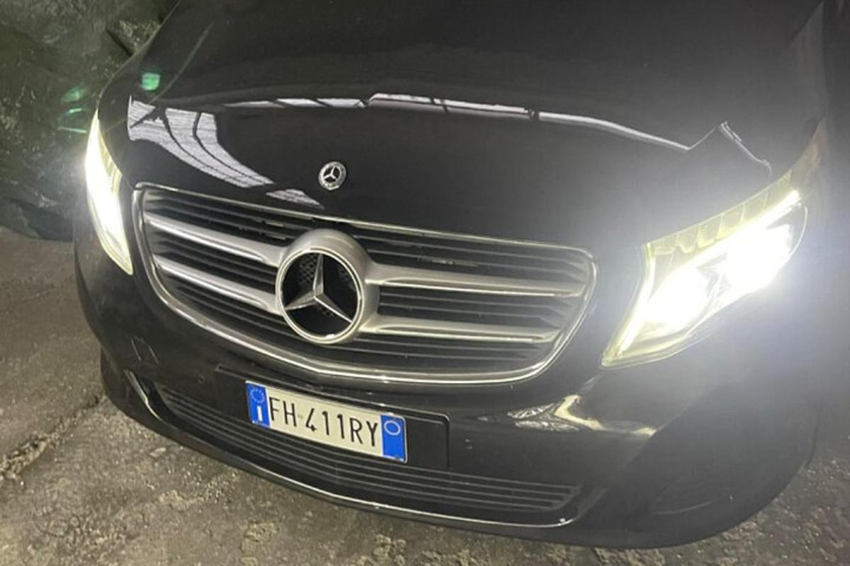 černé auto je zaparkované na parkovišti