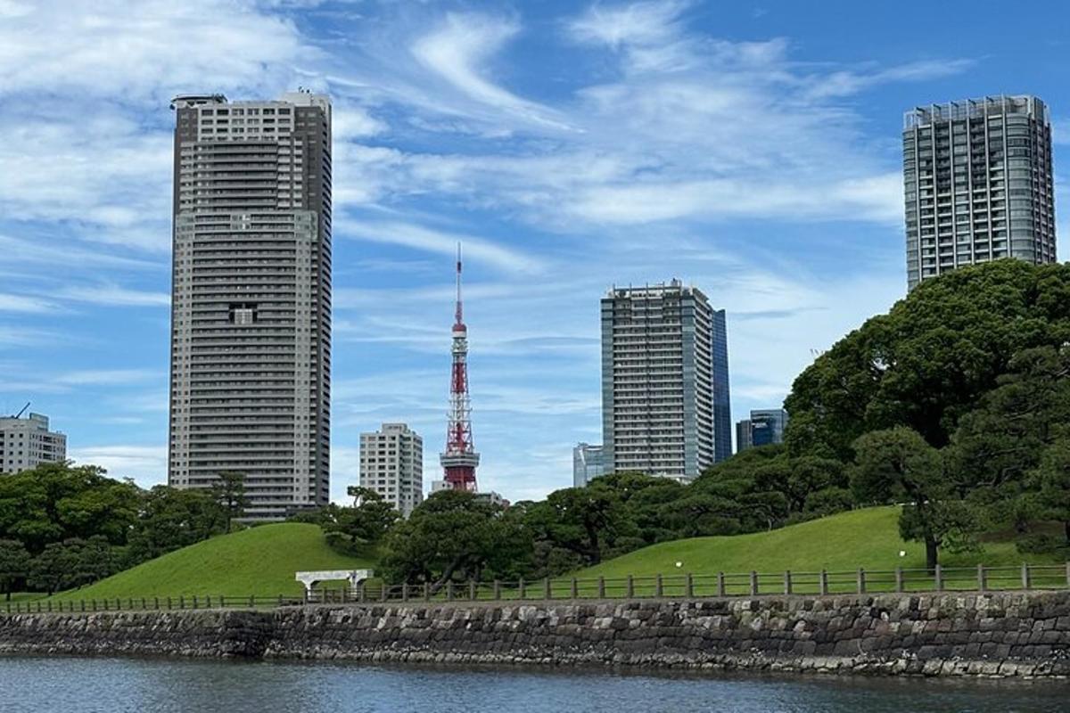 uma cidade com edifícios altos e um corpo d'água