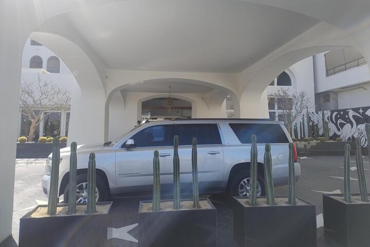 sebuah truk putih diparkir di depan sebuah gedung