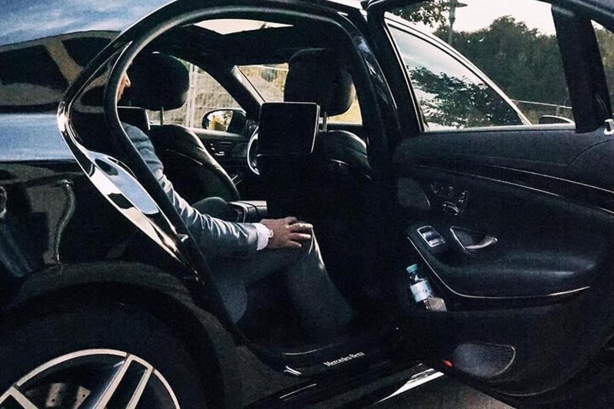 auto juhiistmel istuv inimene