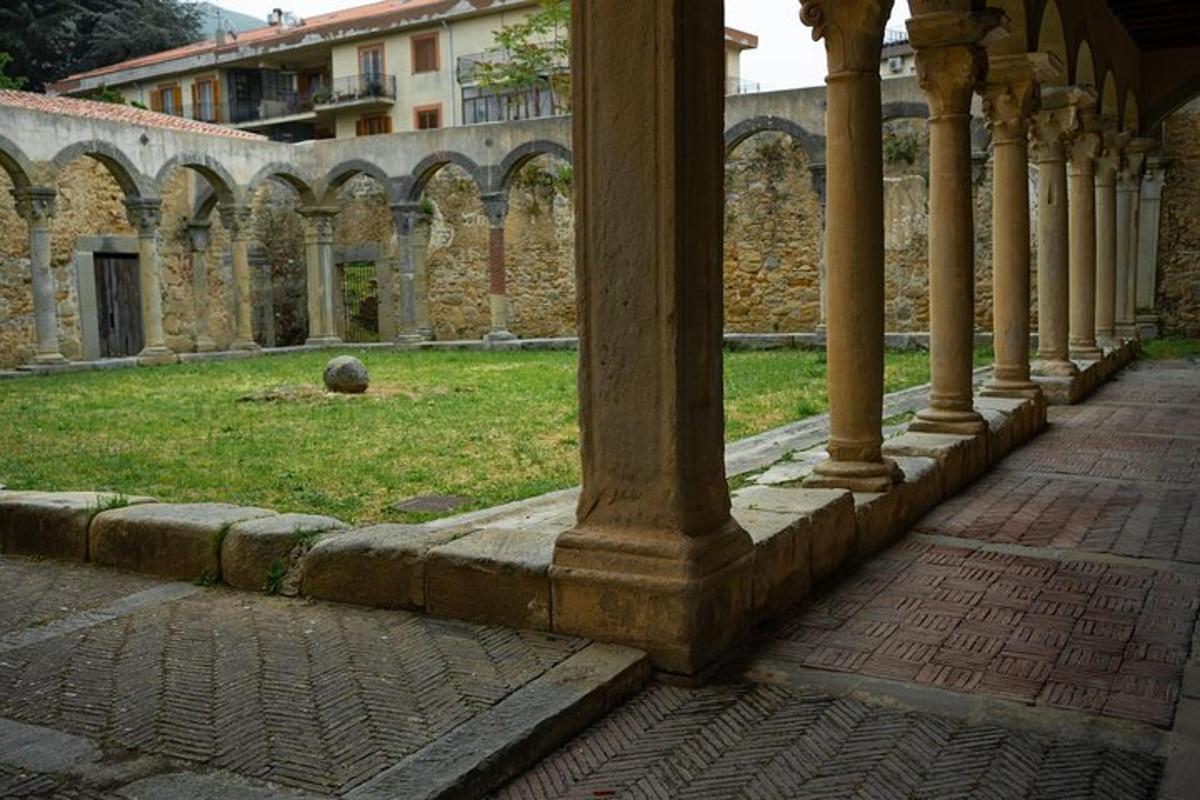 uma vista externa de um edifício antigo com colunas