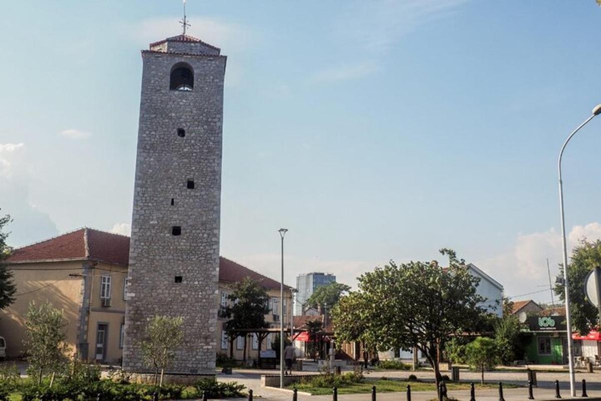 vysoká cihlová hodinová věž před budovou