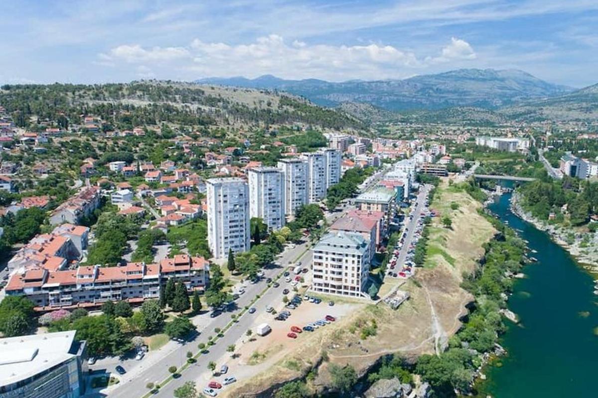 Letecký pohled na město s řekou a budovami
