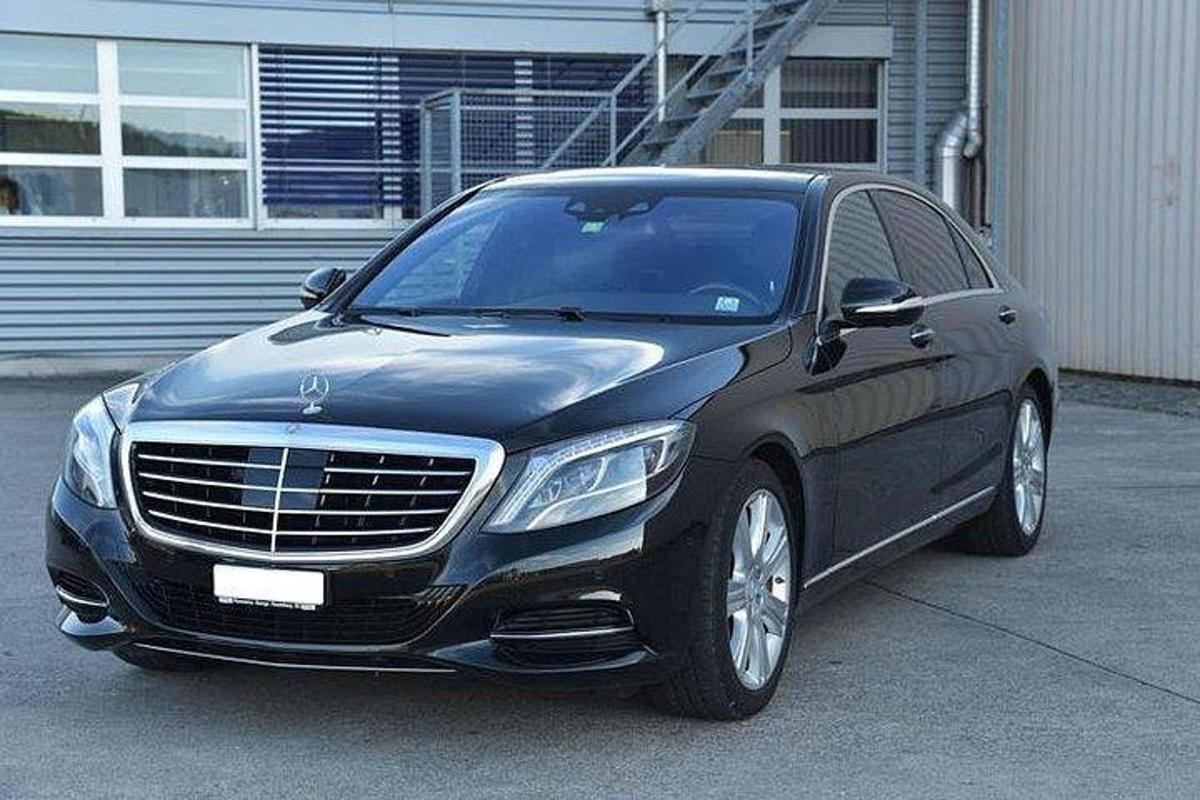 černé auto zaparkované na parkovišti