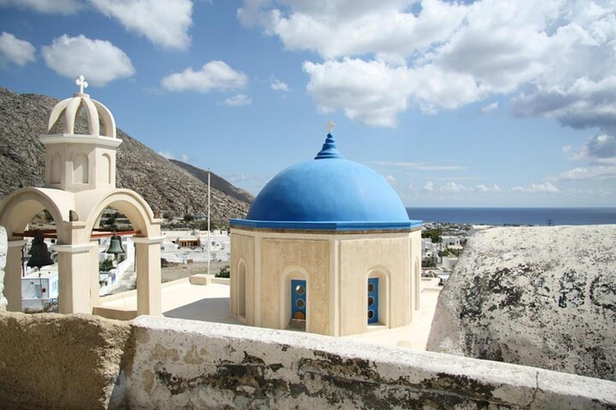 un petit bâtiment avec un dôme bleu au sommet