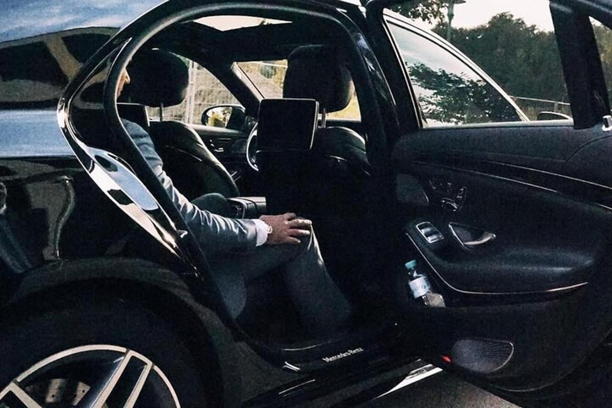 auto juhiistmel istuv inimene
