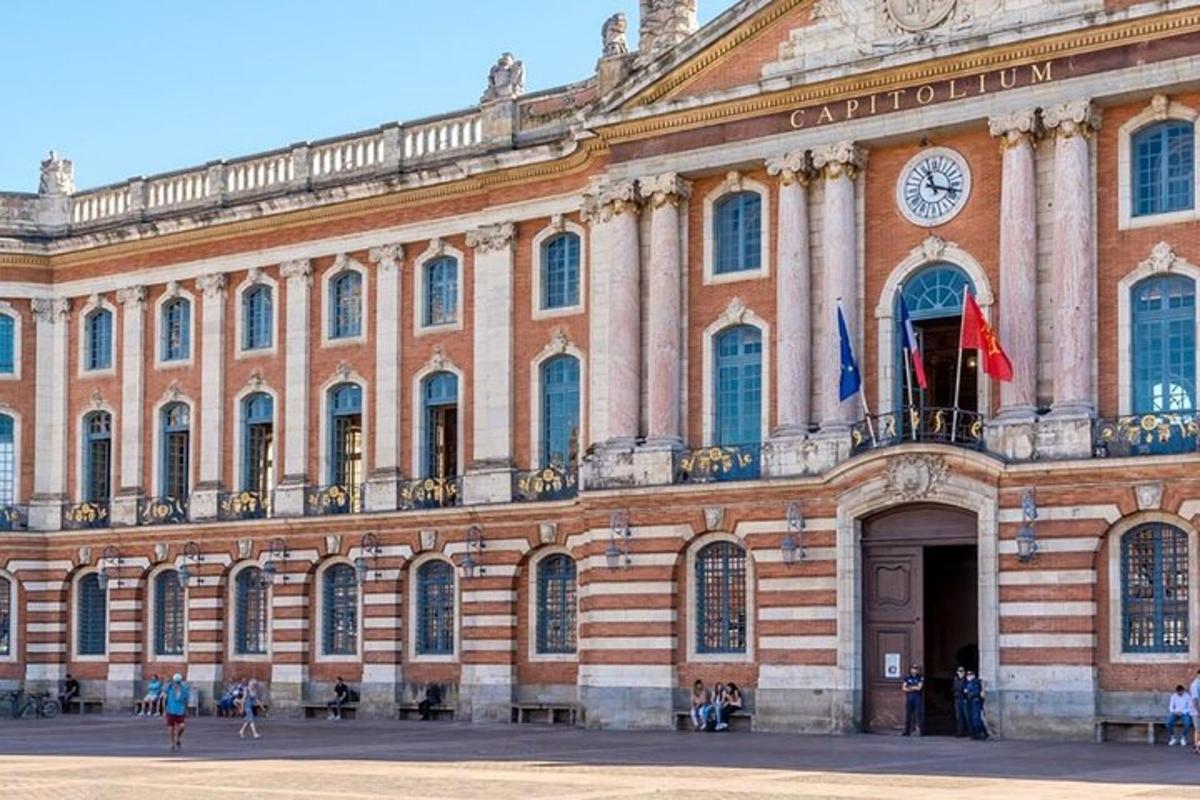 un grande edificio con due bandiere di fronte