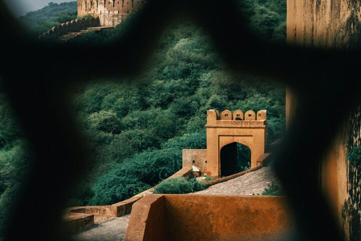 منظر لمبنى على تلة