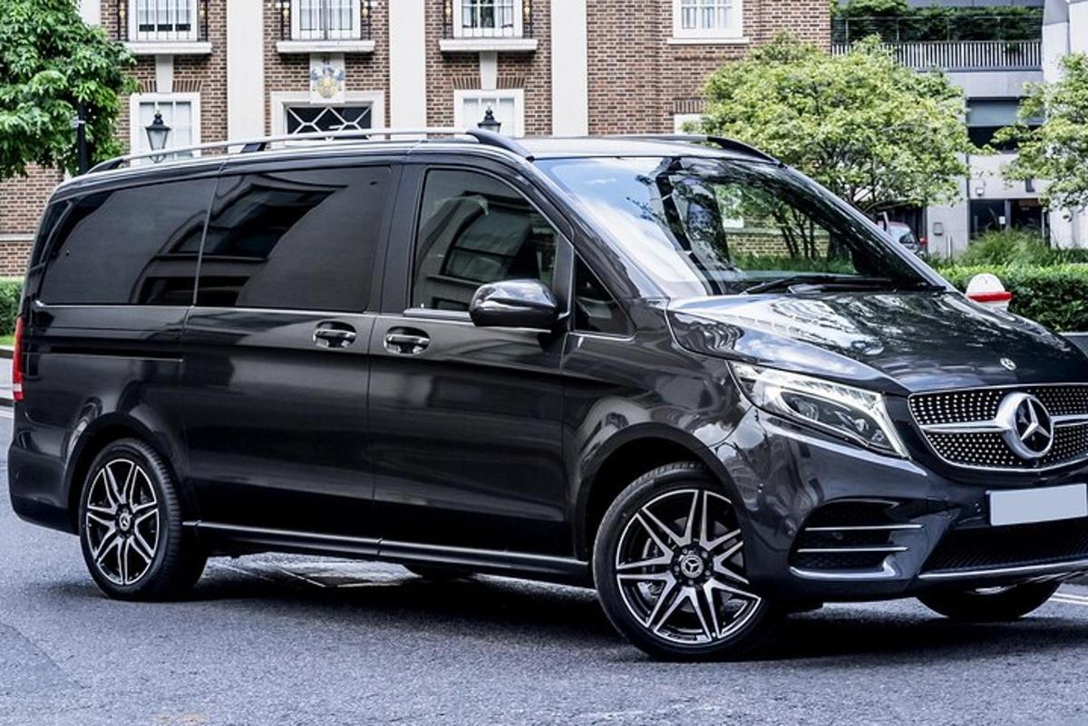 un furgone nero parcheggiato in un parcheggio