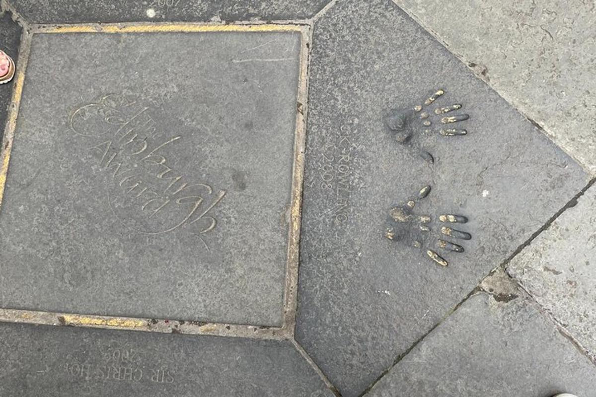 un paio di impronte su un marciapiede con la scritta "buon compleanno"