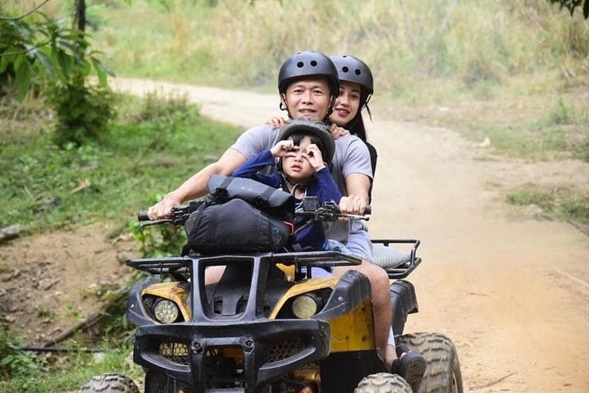 due uomini e un bambino a bordo di un veicolo a quattro ruote