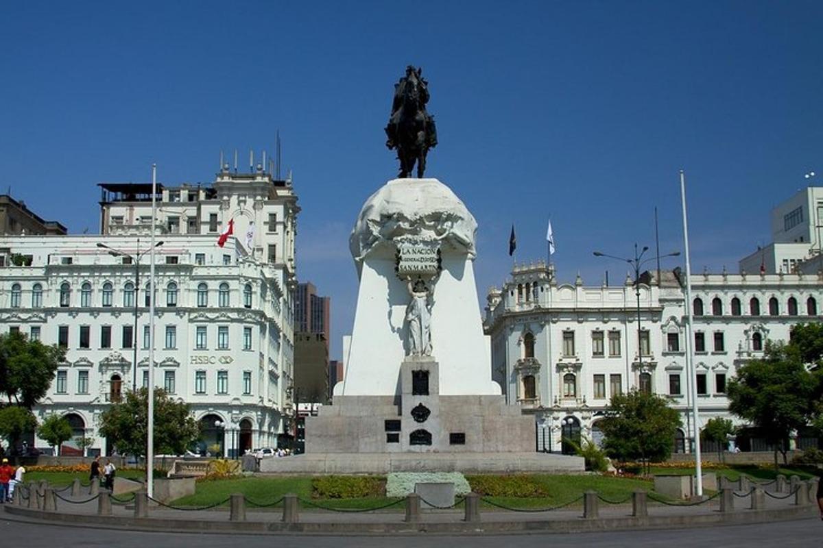 una estatua en medio de una ciudad con edificios