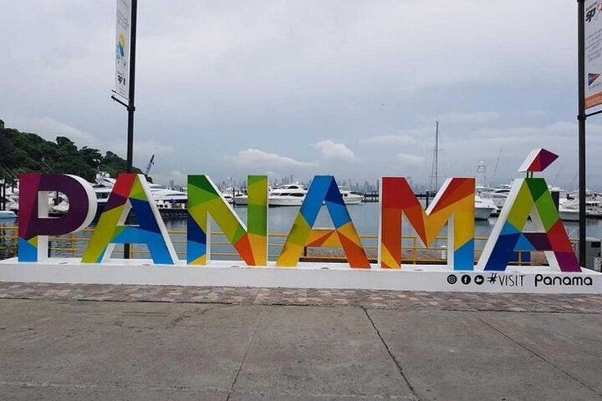 tanda untuk marina dengan huruf berwarna-warni di atasnya
