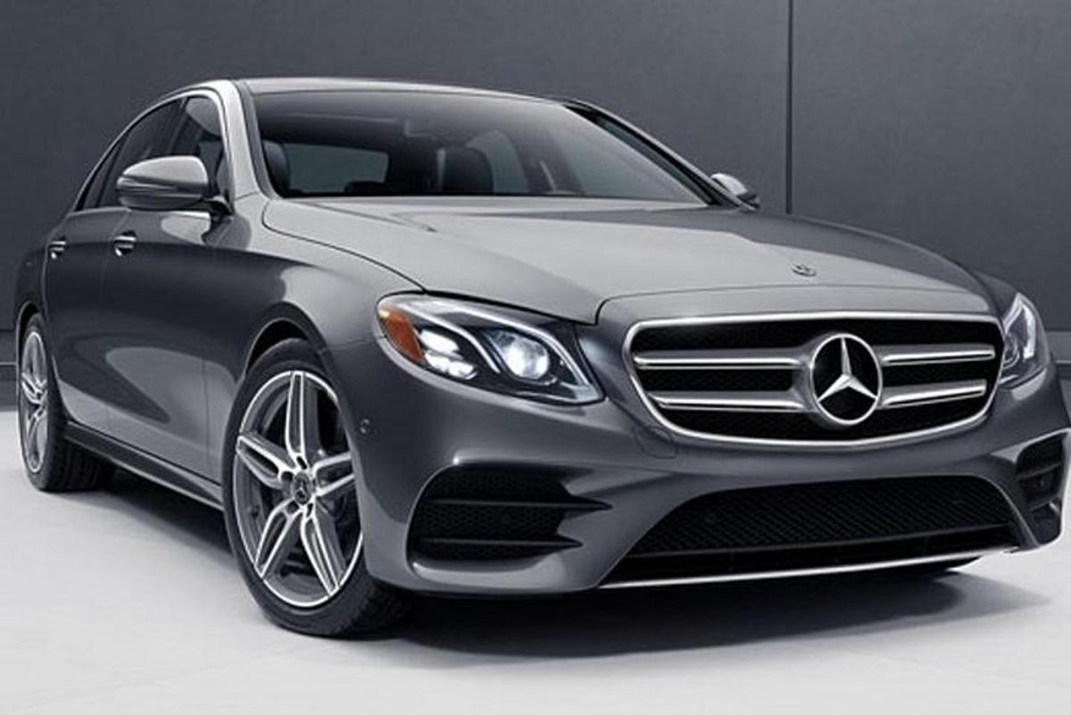 sivé auto Mercedes Benz zaparkované v garáži