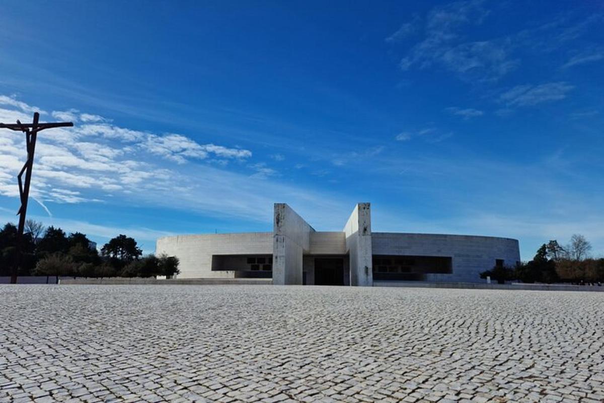 un grande edificio con una croce di fronte