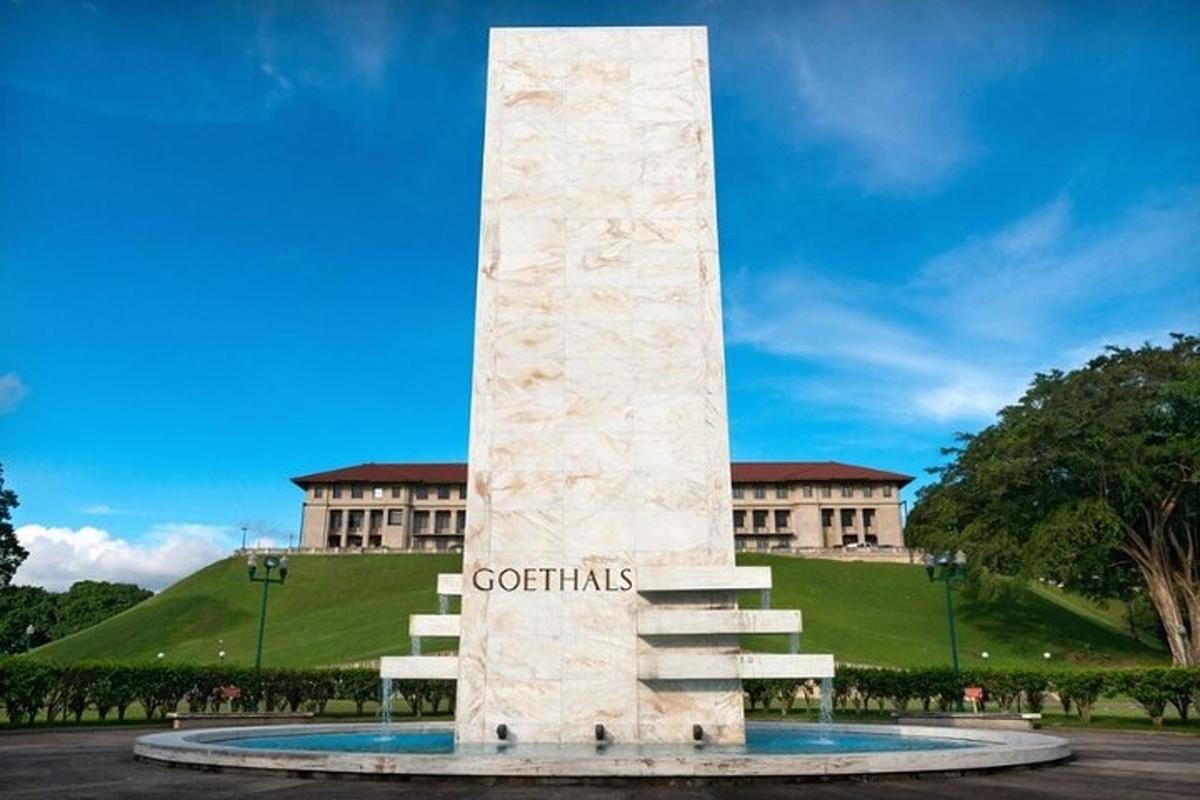 sebuah monumen tinggi di hadapan sebuah bangunan