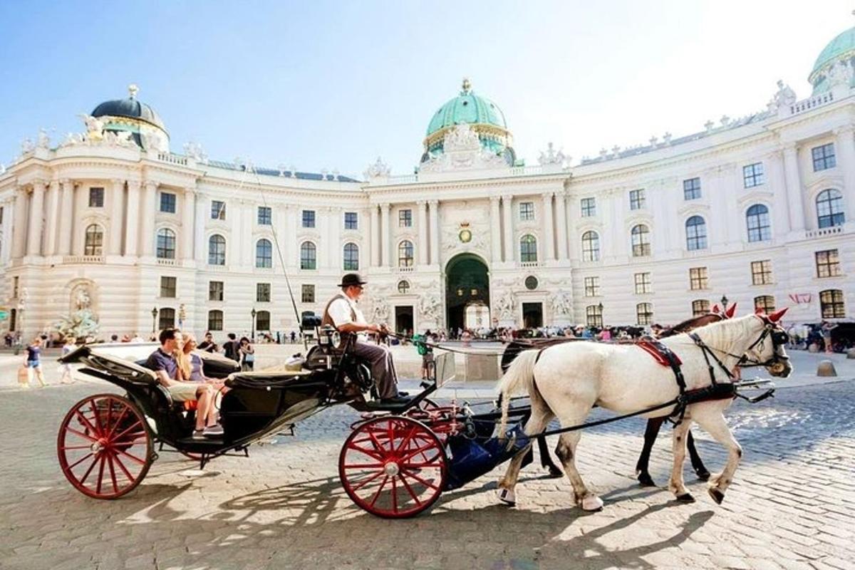 powóz konny przed dużym budynkiem