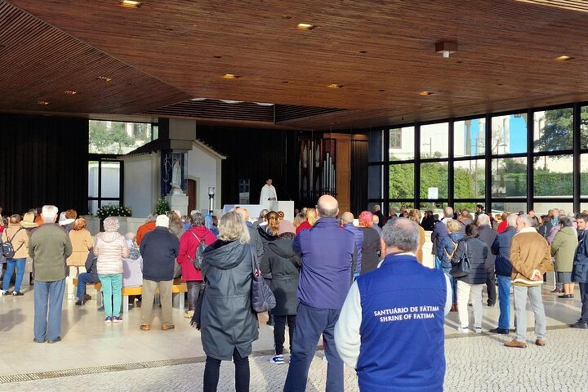 una grande folla di persone in piedi in un edificio
