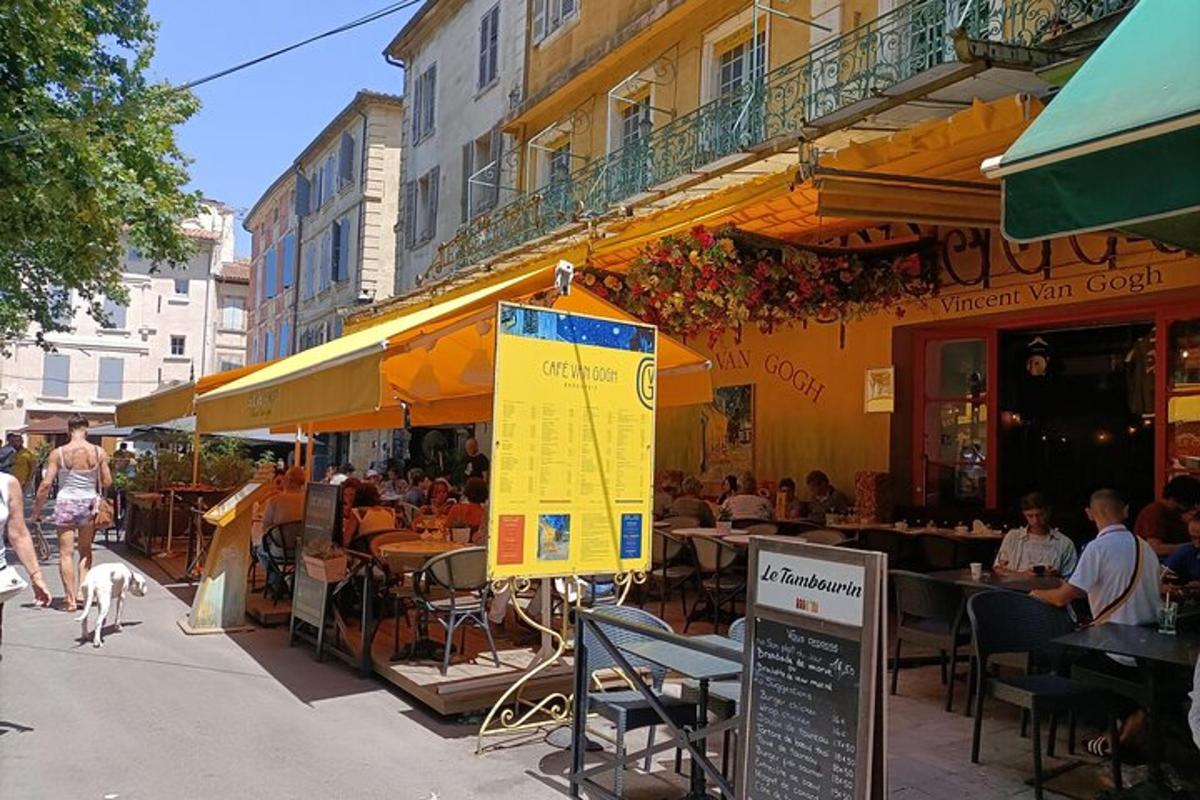 dav lidí sedících ve venkovní restauraci