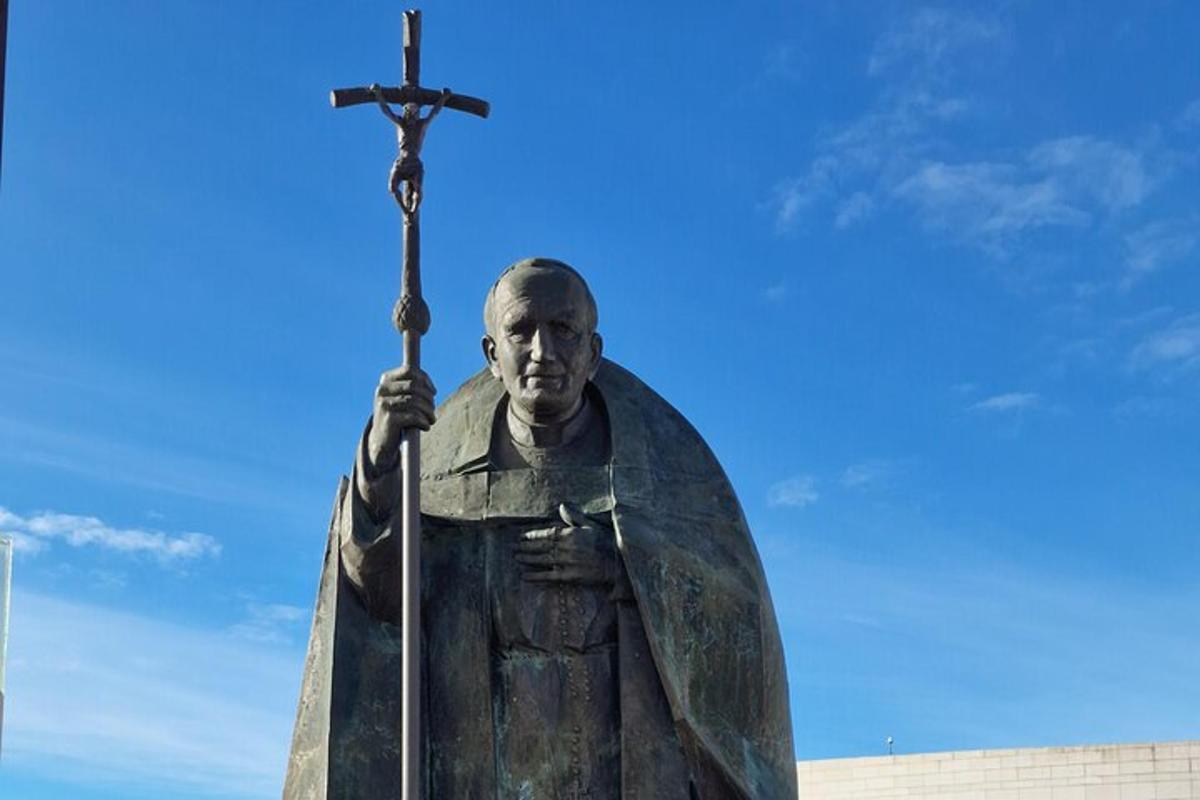 una statua di un uomo che tiene una spada e una croce