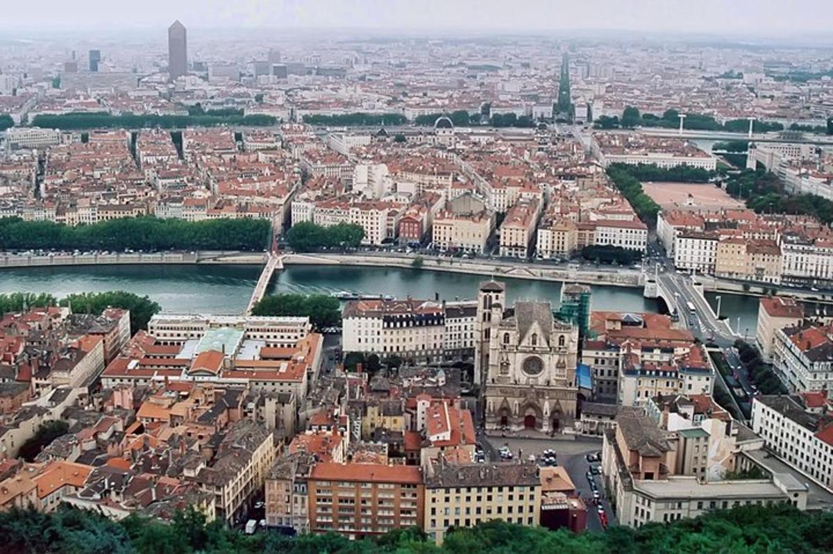 eine Luftaufnahme einer Stadt mit einem Fluss und Gebäuden