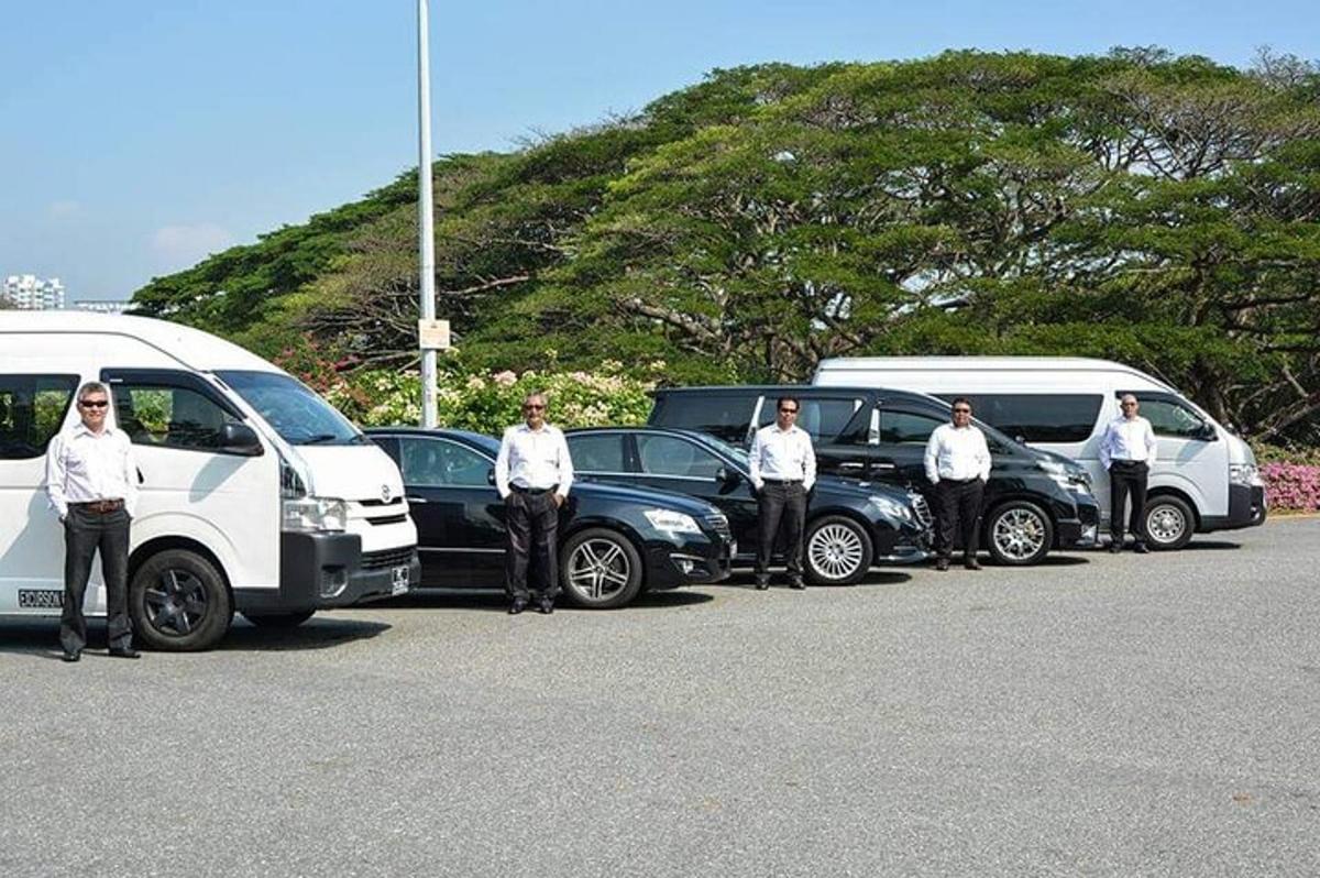 grupp mehi seisab parklas autode kõrval