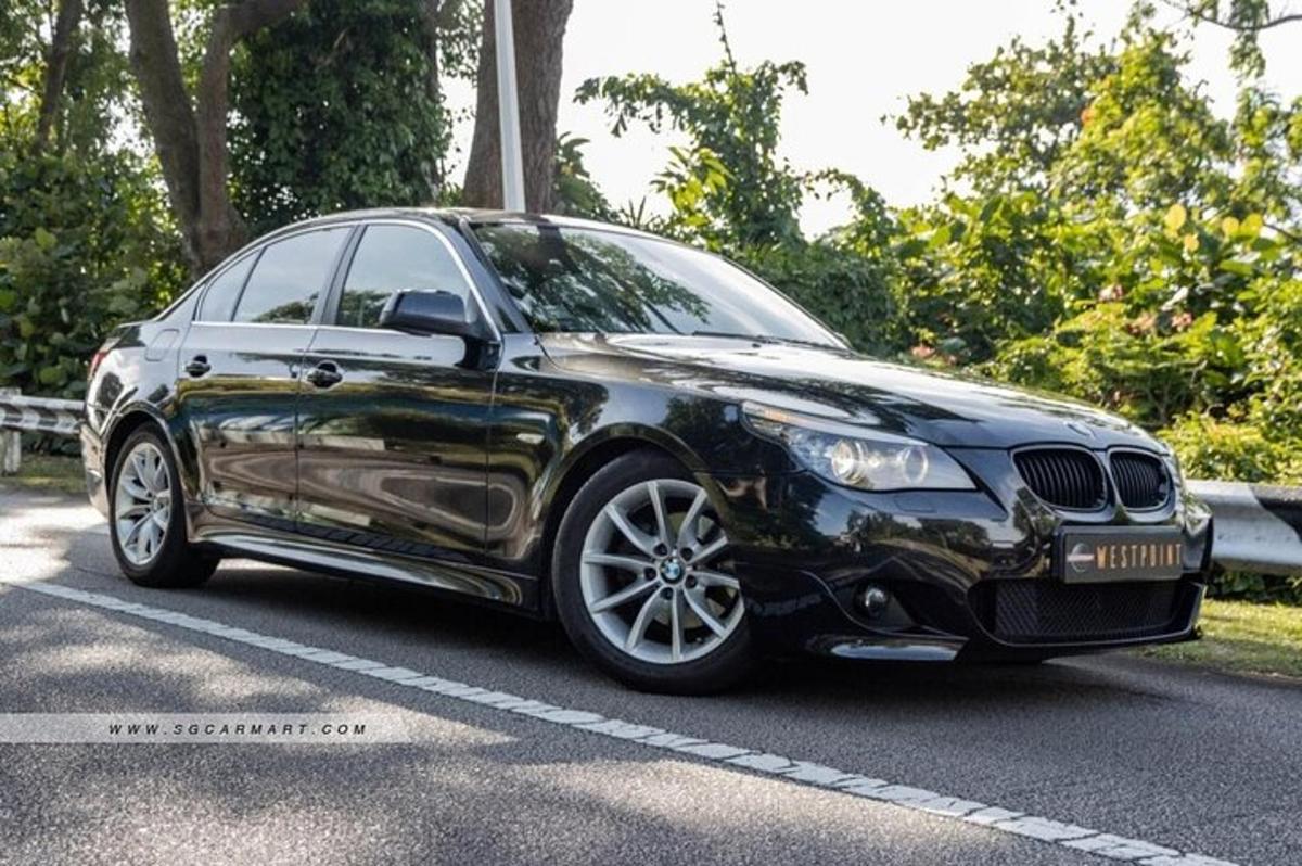 sebuah kereta hitam diletakkan di tempat letak kereta