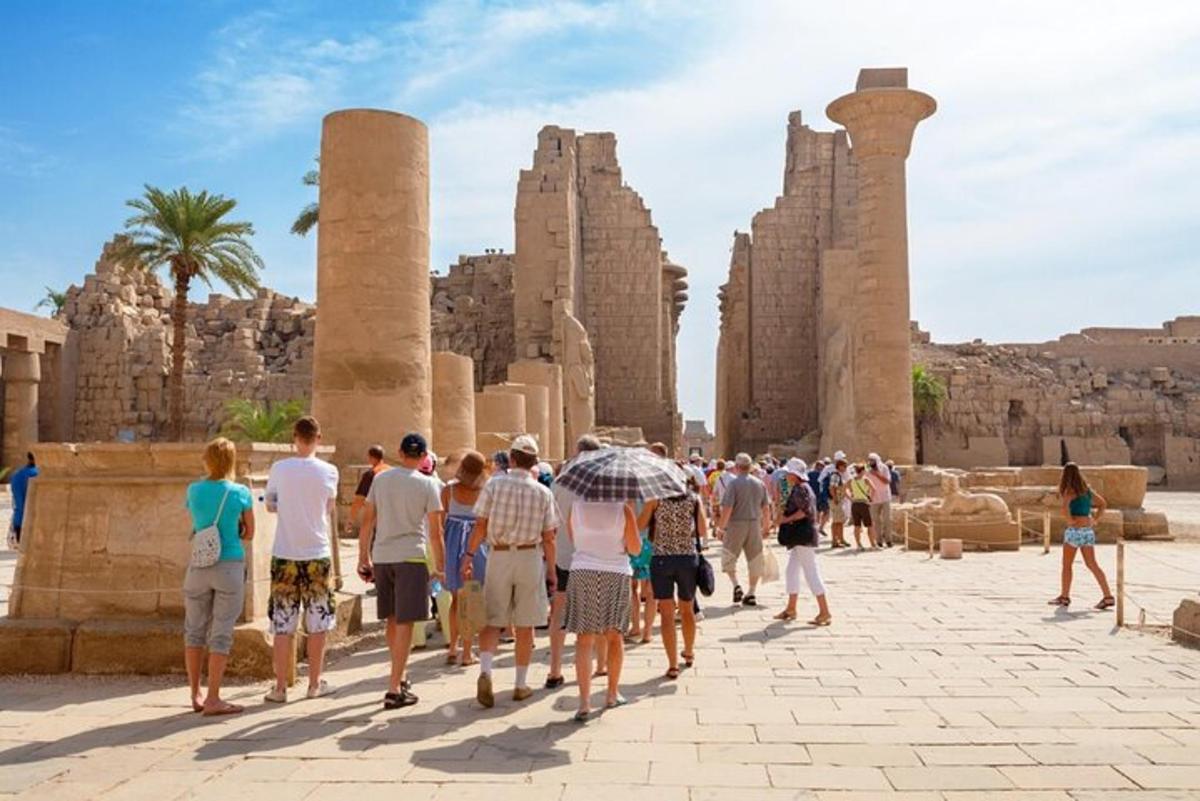 un gruppo di persone che cammina tra le rovine